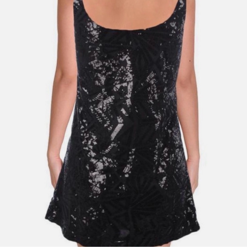 Aqua Bloomingdale’s Black Sequin Geometric Mini Shift Dress - Picture 2 of 4